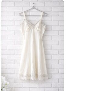 Vintage  Aristocraft by Superior 1950s 1960s  White Lace Trim Nylon Slip Size 34